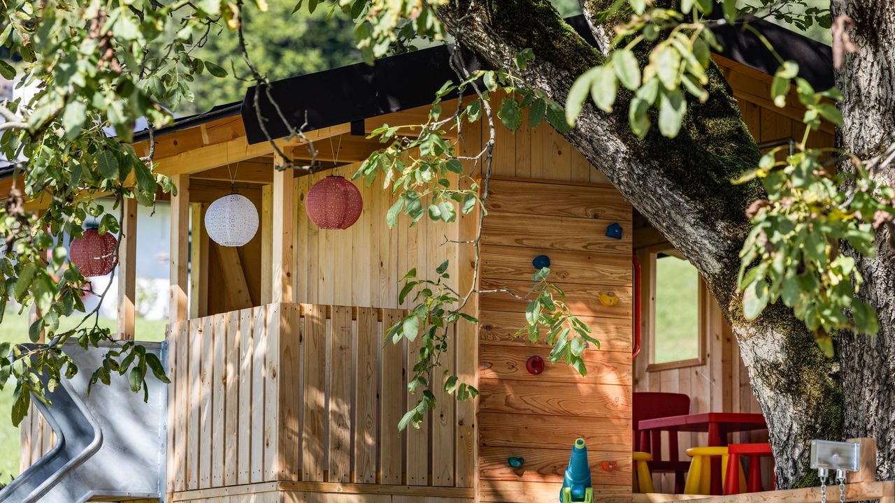 Hauseigener Kinderspielplatz Hauseigener Kinderspielplatz